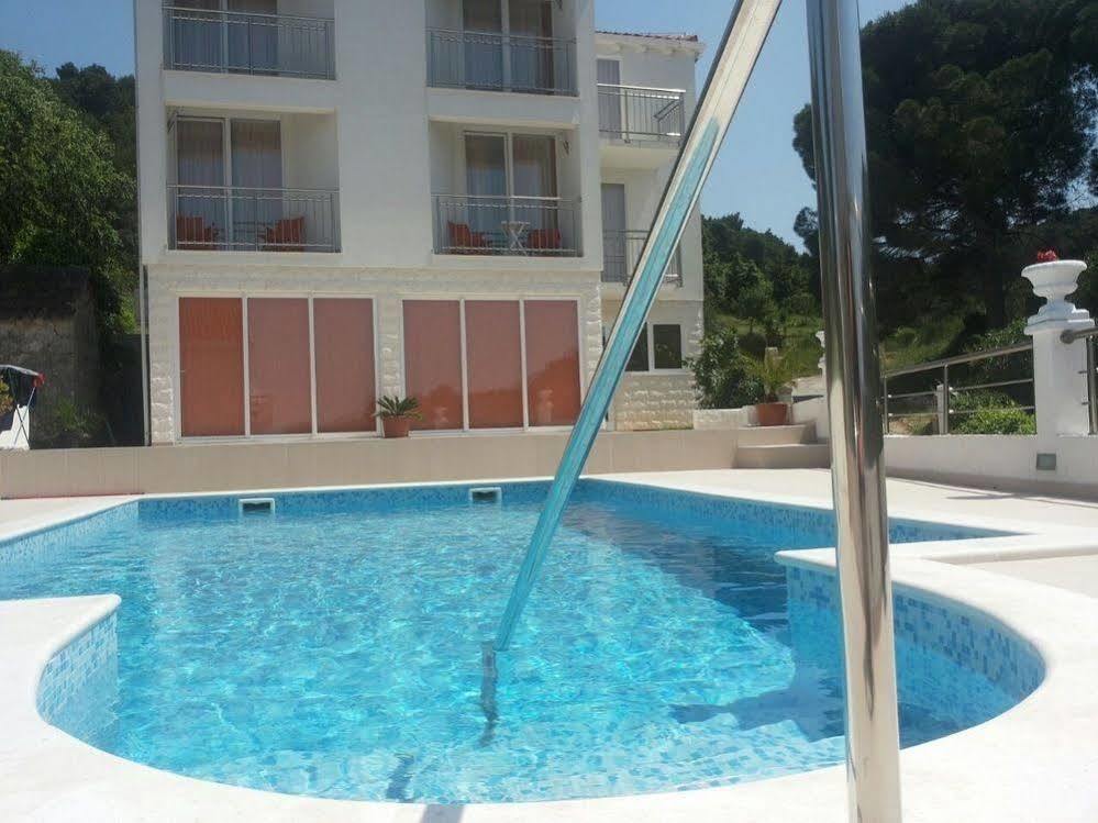 White House Pensiune 4*