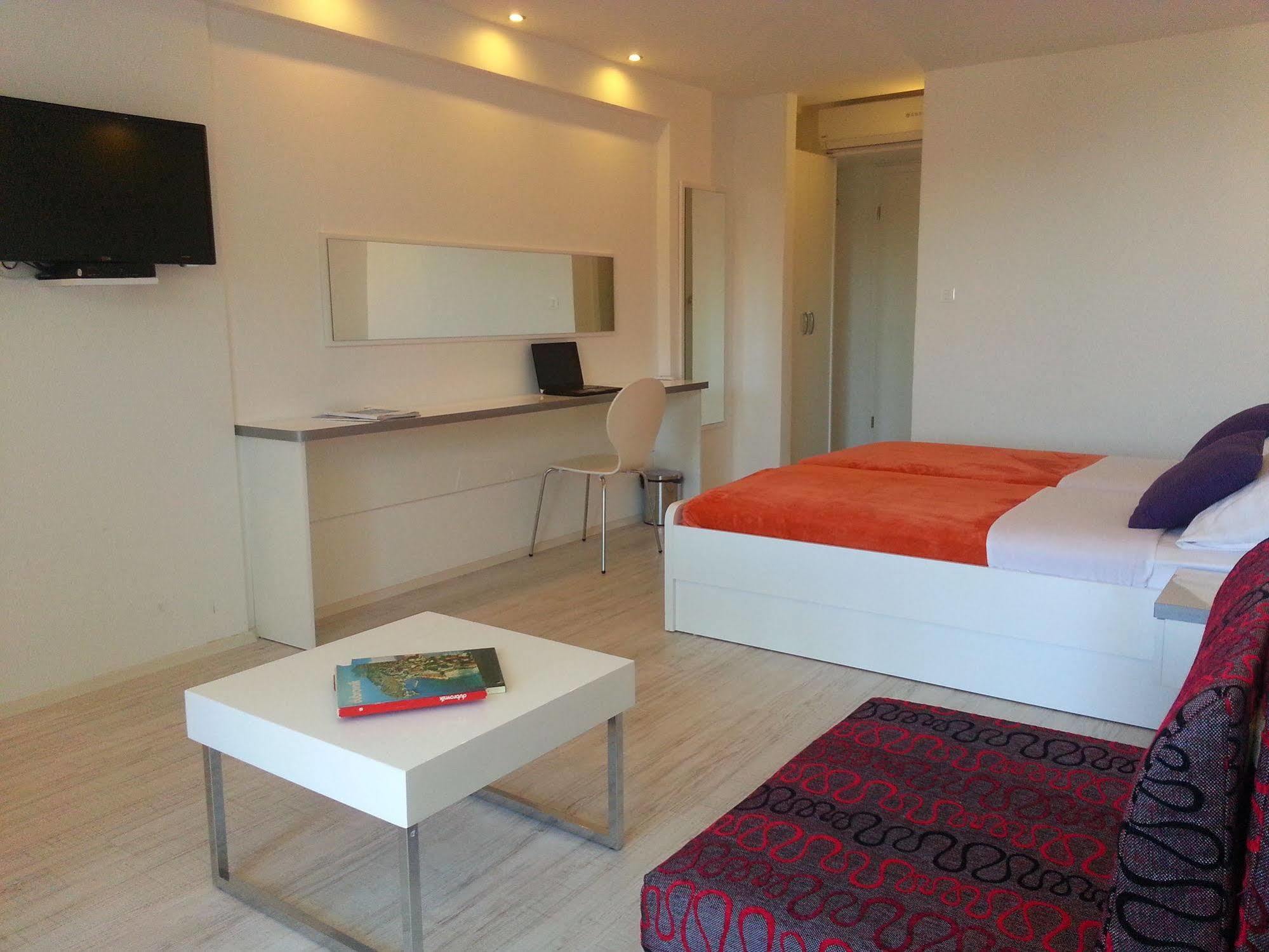 White House Pensiune 4*
